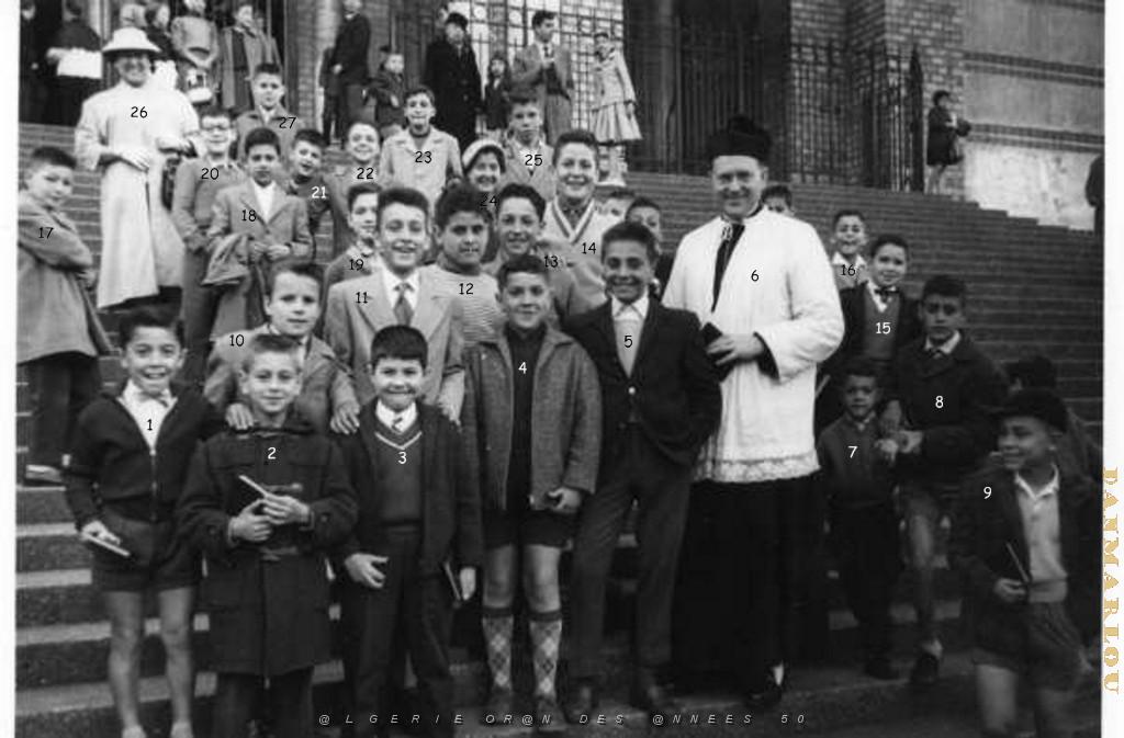 COMMUNIONS ORAN CATHEDRALE D ORAN 1959 PREPARATION SORTIE DE MESSE.JPG